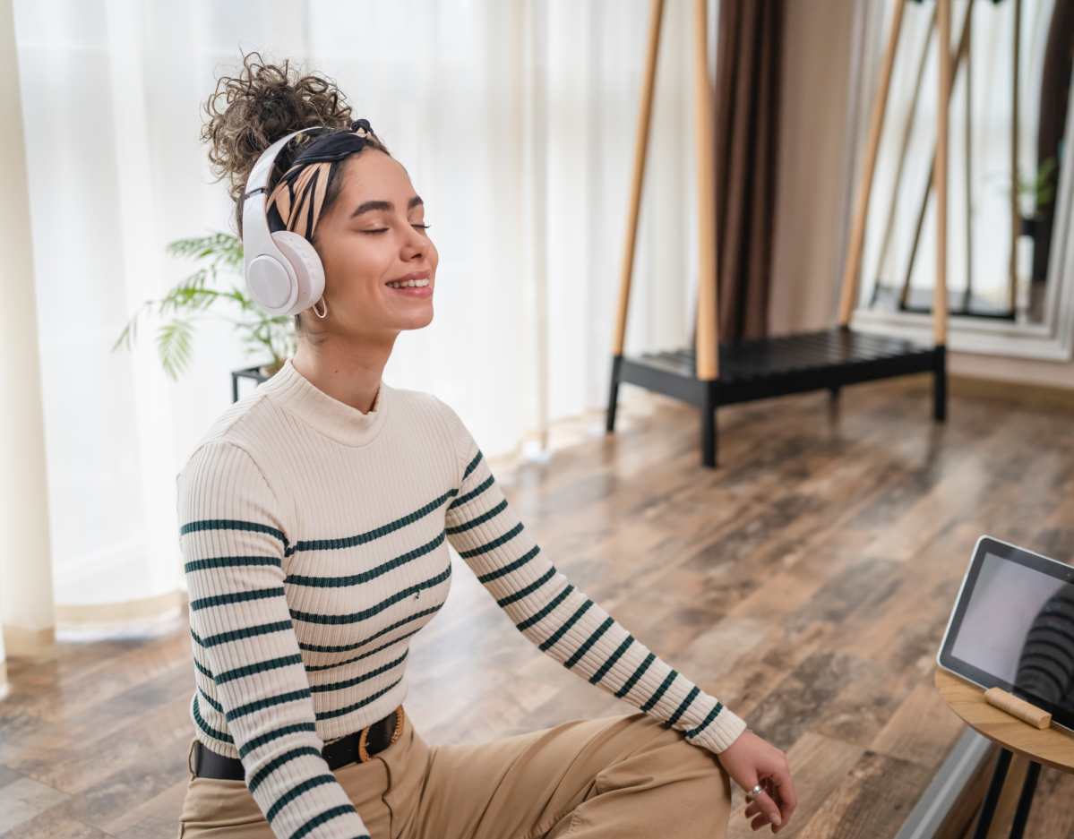 Frau mit Kopfhörern geführte Meditation