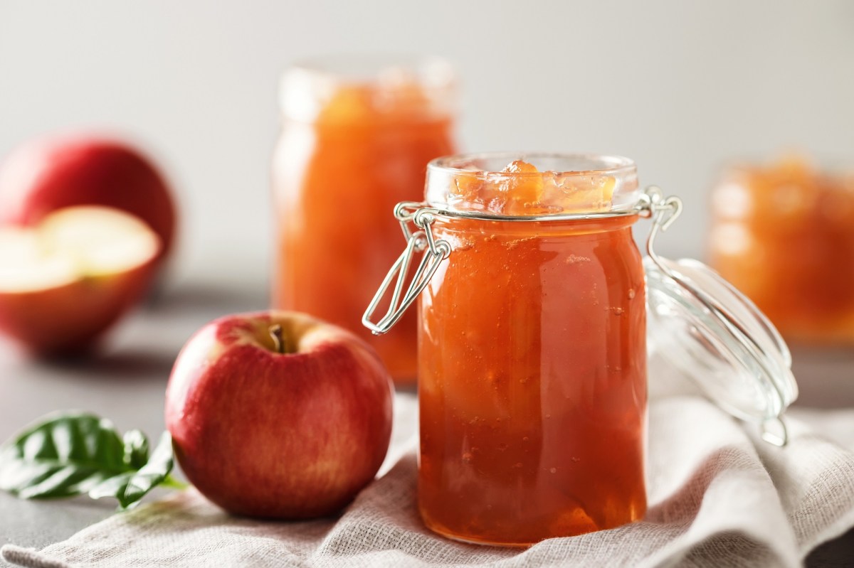 Drei GlÃ¤ser Apfelgelee und frische Ã„pfel