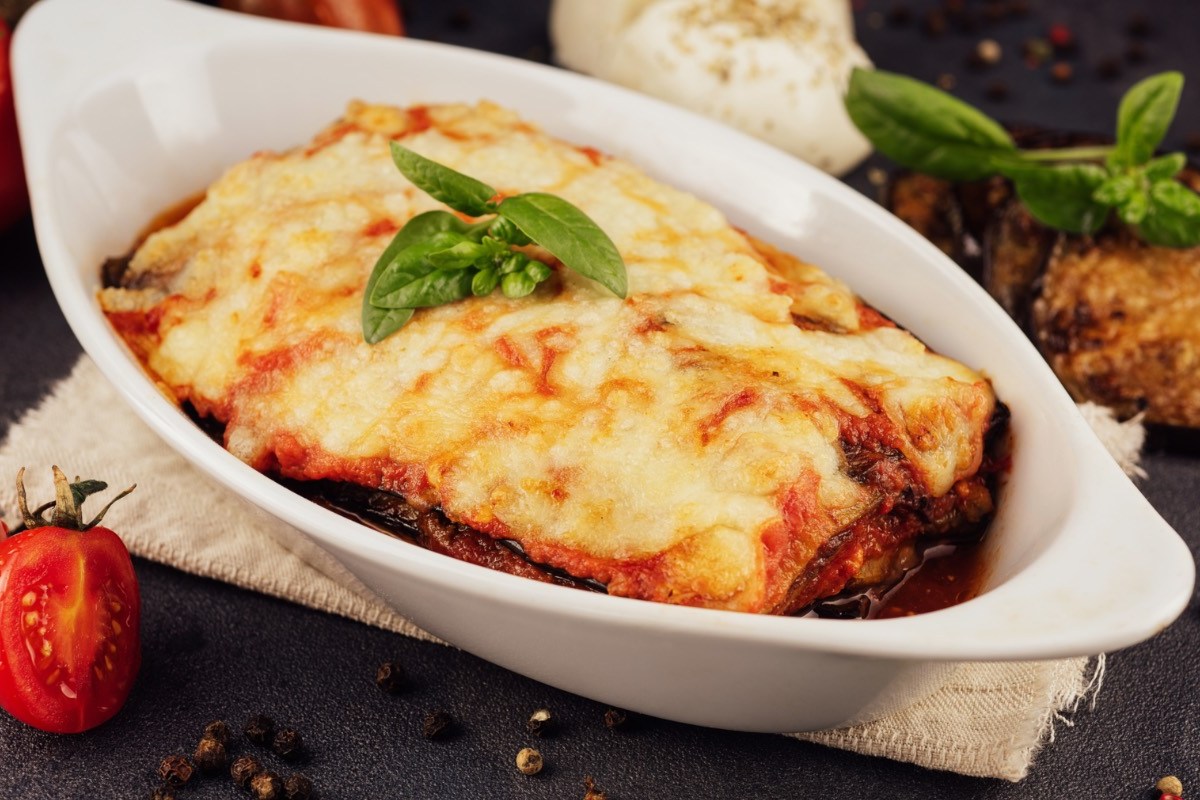 Eine Auberginen-Lasagne mit KÃ¤se in einer ovalen Auflaufform.