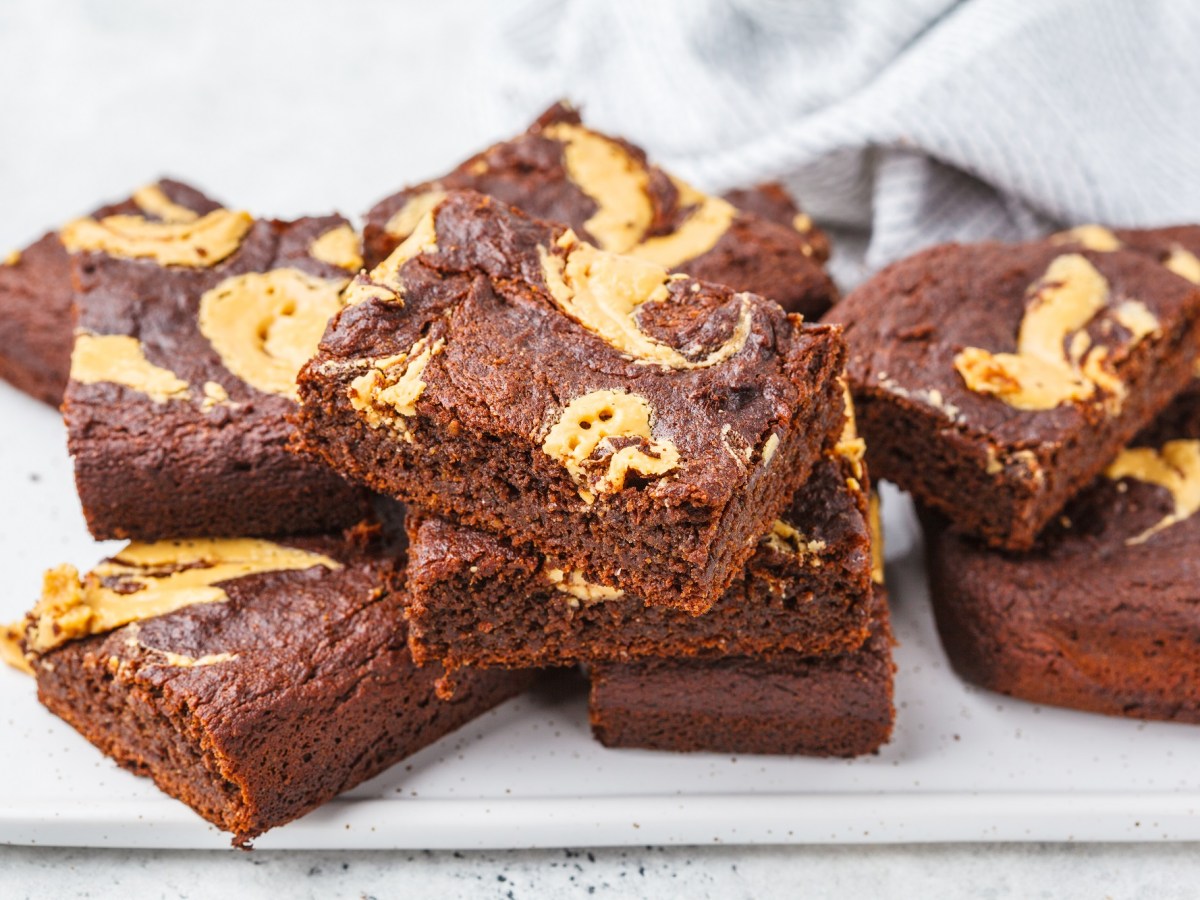 Bananen-Erdnussbutter-Brownies auf einem weiÃŸen Teller