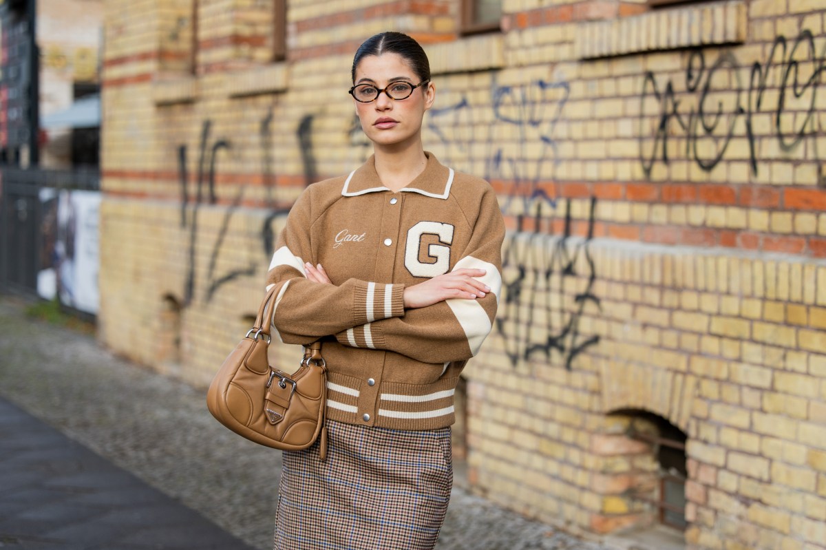 Frau mit stylischer Brille