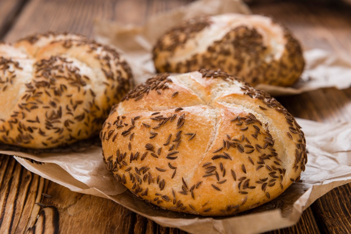 drei Kümmelbrötchen auf Backpapier