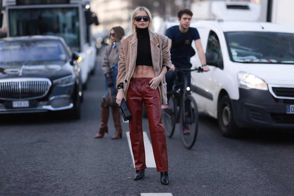 Caro Daur mit roter Lederhose