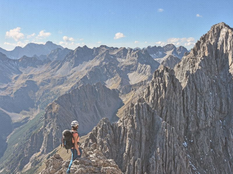 Frau auf einem Berg: Optische Täuschung - mache hier den Test