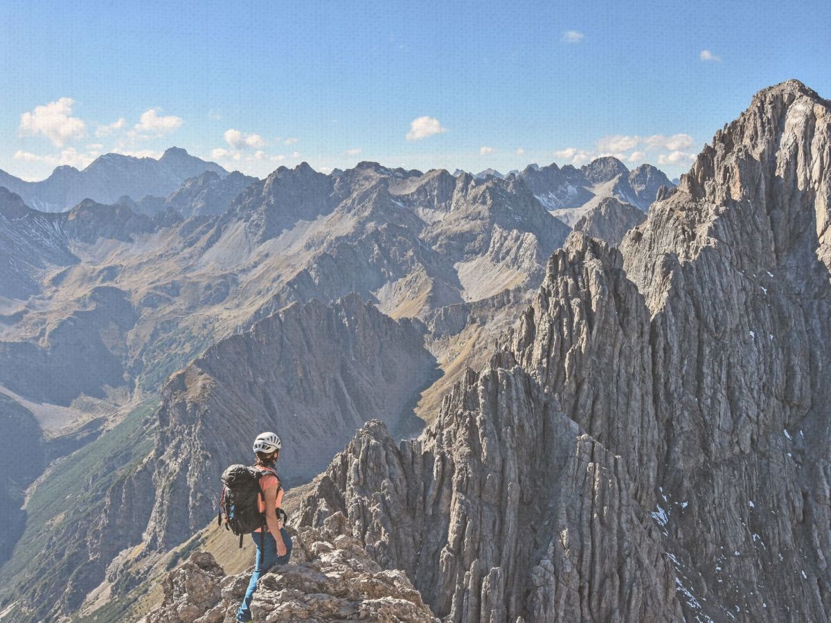 Frau auf einem Berg: Optische TÃ¤uschung - mache hier den Test