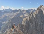 Frau auf einem Berg: Optische Täuschung - mache hier den Test