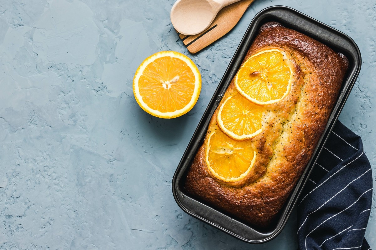 Ein Orangen-Mohnkuchen in einer Kastenform.