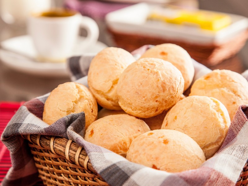 QuarkbrÃ¶tchen-Rezept: mehrere kleine BrÃ¶tchen in einem Korb, de mit einem Geschirrtuch ausgelegt ist.