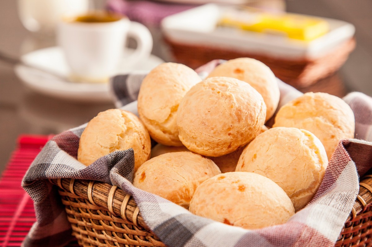 QuarkbrÃ¶tchen-Rezept: mehrere kleine BrÃ¶tchen in einem Korb, de mit einem Geschirrtuch ausgelegt ist.