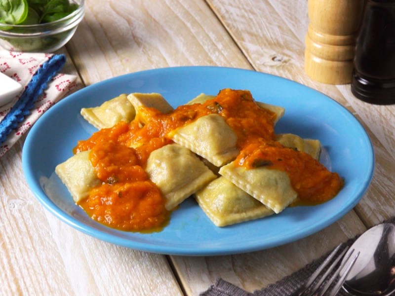 Teller mit Ravioli aus der Eiswürfelform