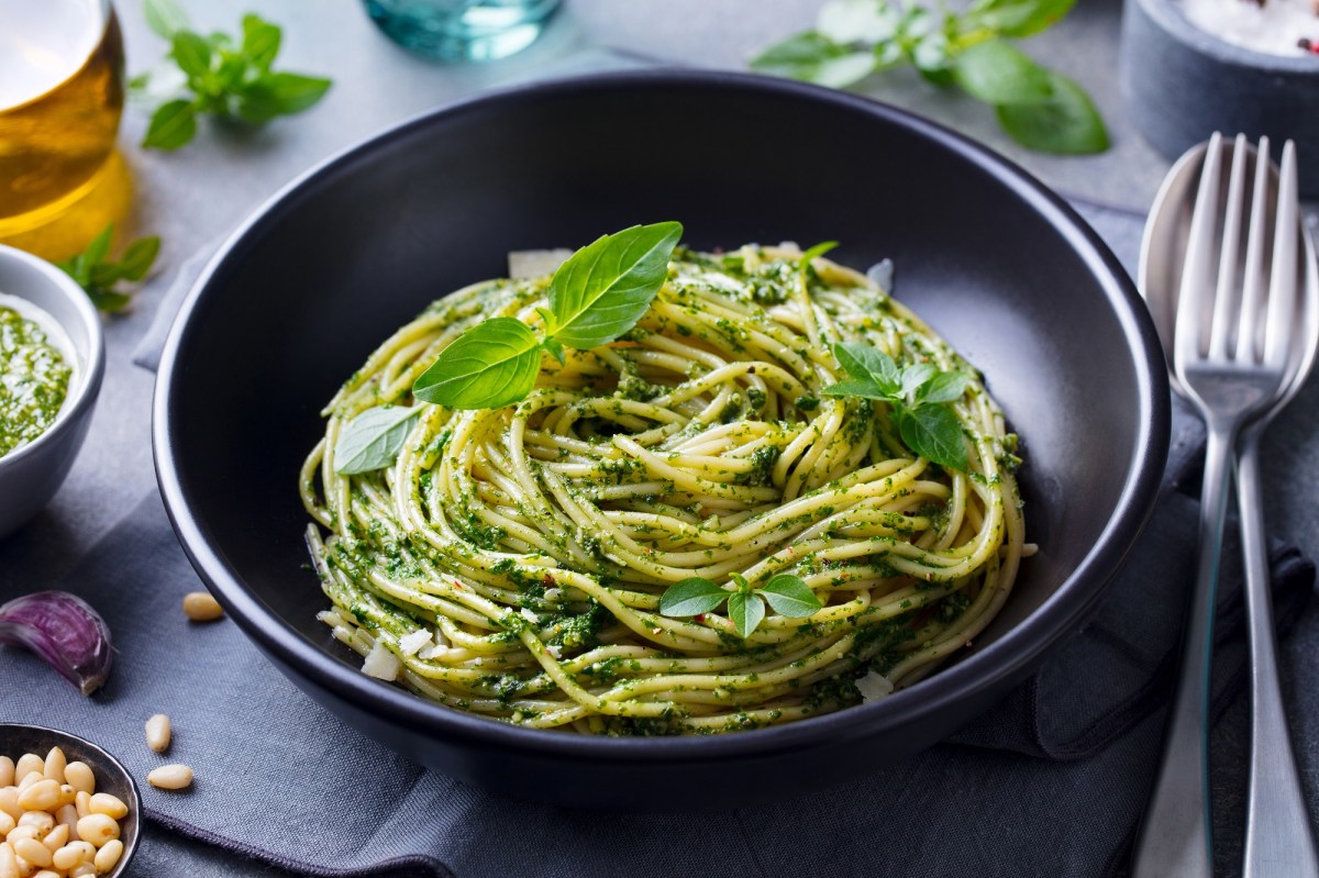 Ein Teller Spaghetti mit Feldsalat-Pesto.