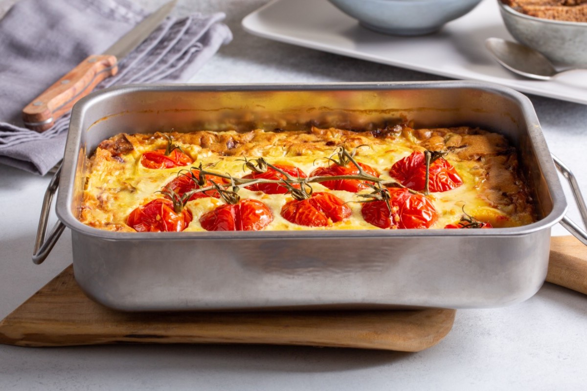 Ein Tomaten-Clafoutis in einer Auflaufform aus Efelstahl.