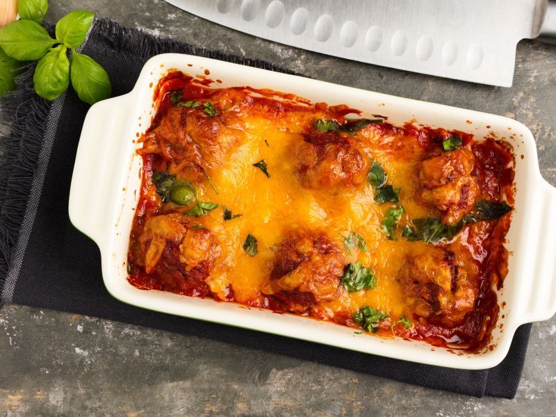 Auflaufform mit Ã¼berbackenen HackbÃ¤llchen in TomatensoÃŸe