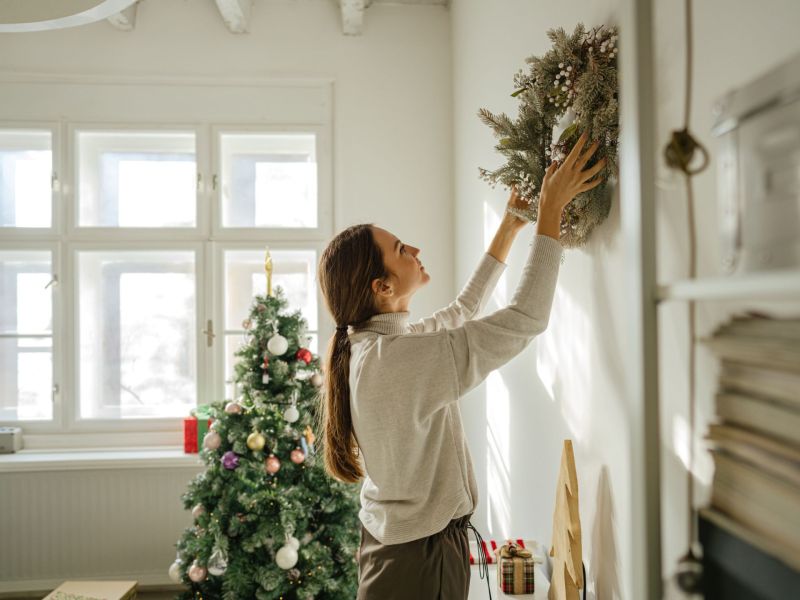 Frau schmückt für Weihnachten