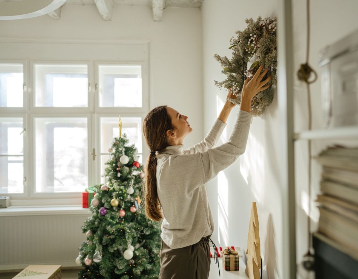 Frau schmückt für Weihnachten