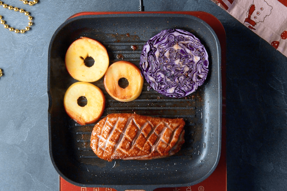 Entenbrust, Rotkohl und Apfelringe werden gebraten