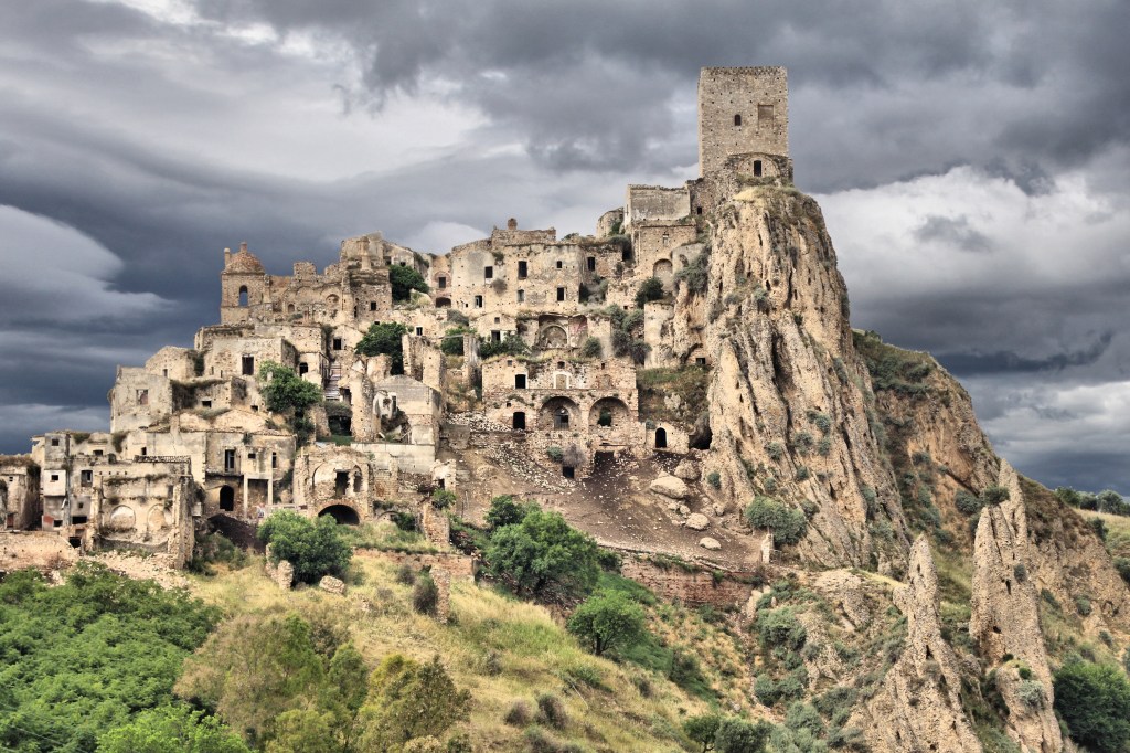 Aufgrund eines Erdrutsches mussten die Bewohner:innen von Craco ihre Heimat verlassen.