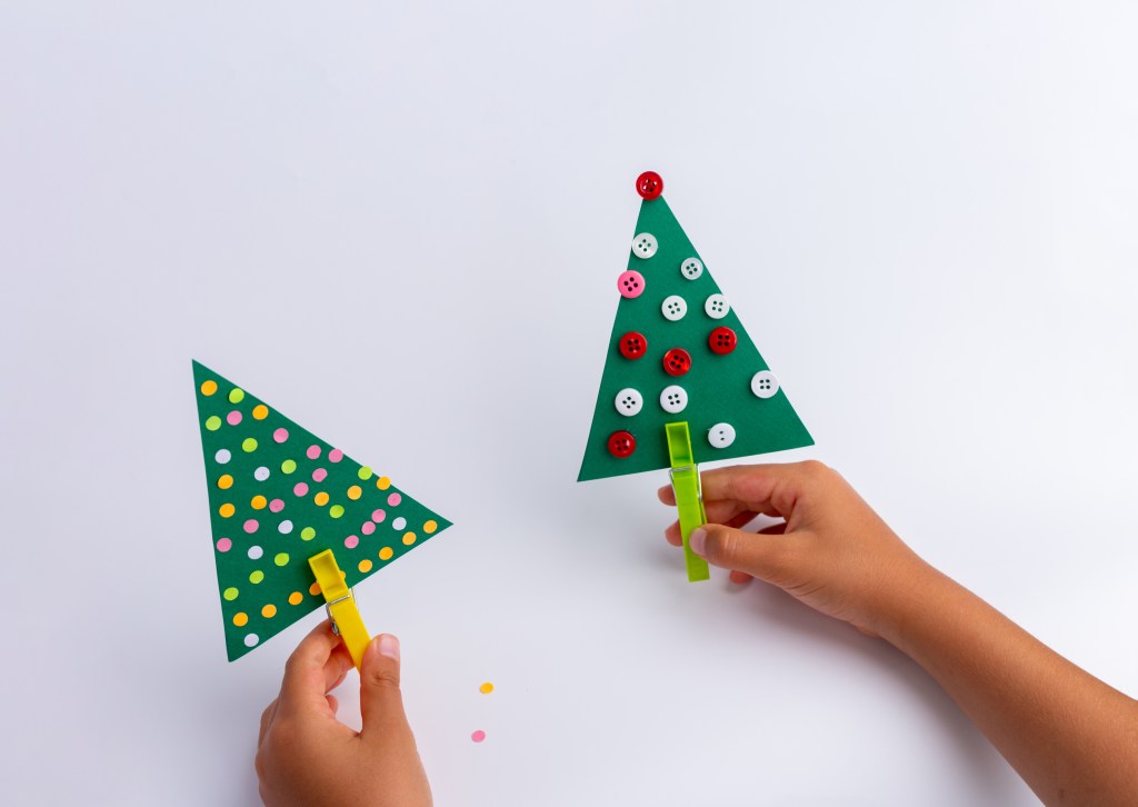 Tannenbaum aus Papier: Süße Weihnachtsdeko mit Kindern basteln
