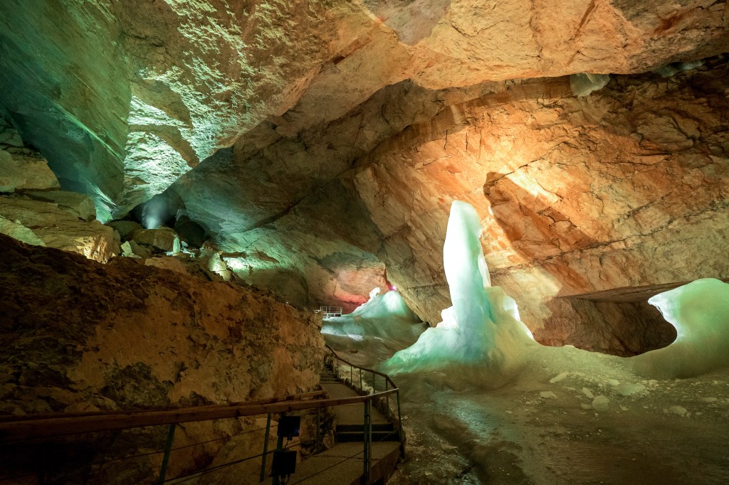 4. Stopp: Dachstein-Rieseneishöhle.