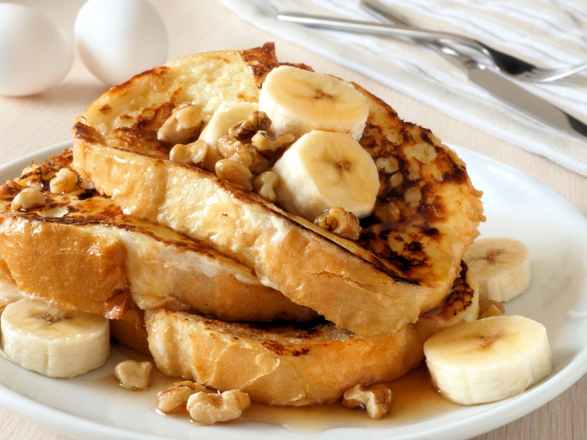 Bananen-French-Toast auf einem Teller