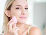 Beautytrends 2024: Frau mit Beauty Blender in der Hand