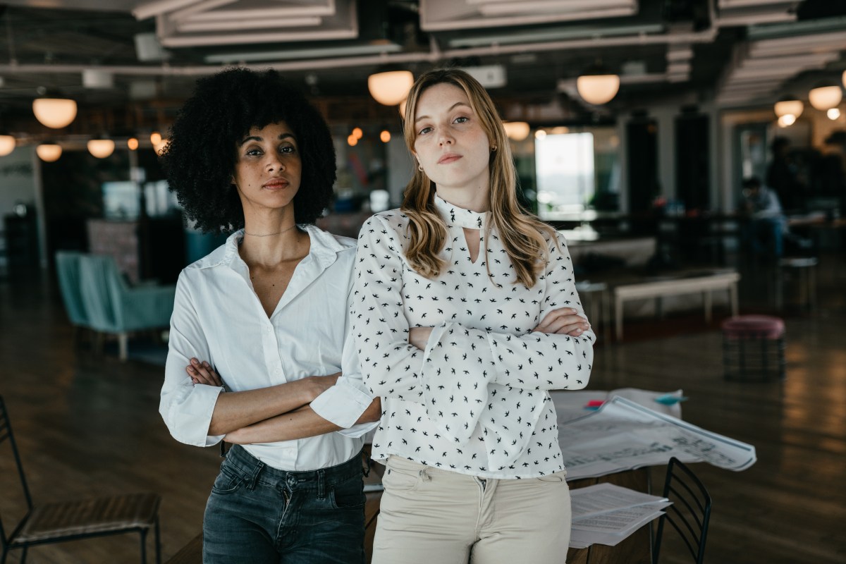 PortrÃ¤t zweier junger erwachsener Frauen in ihrem modernen BÃ¼ro.