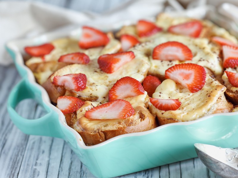 Ein Brioche-Auflauf mit Erdbeeren in einer Auflaufform.