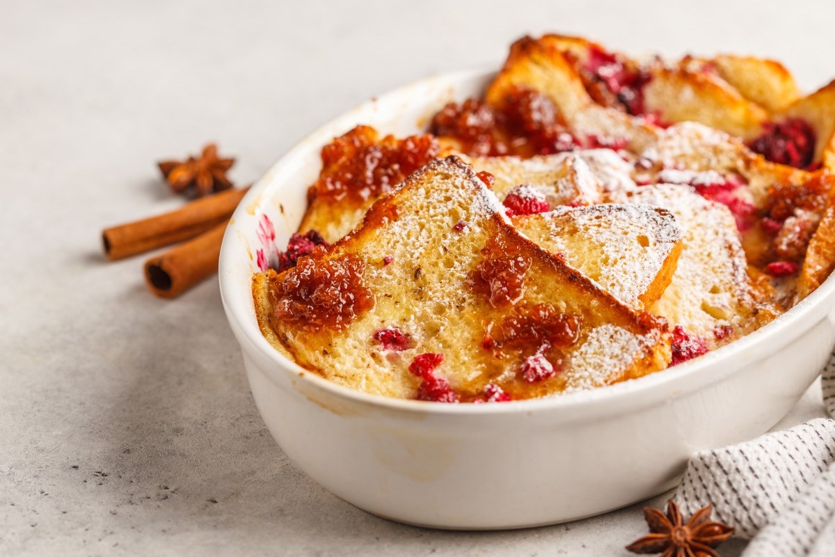 Ein French-Toast-Auflauf mit Himbeeren und Puderzucker.