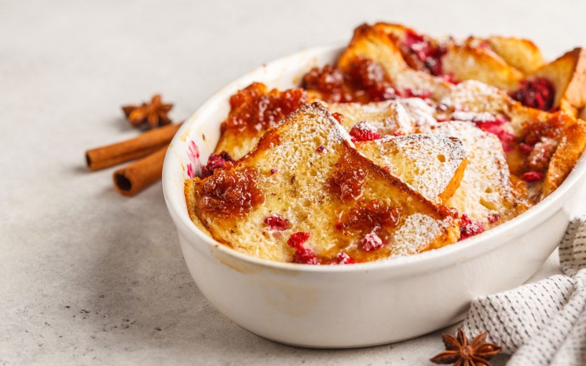 Ein French-Toast-Auflauf mit Himbeeren und Puderzucker.