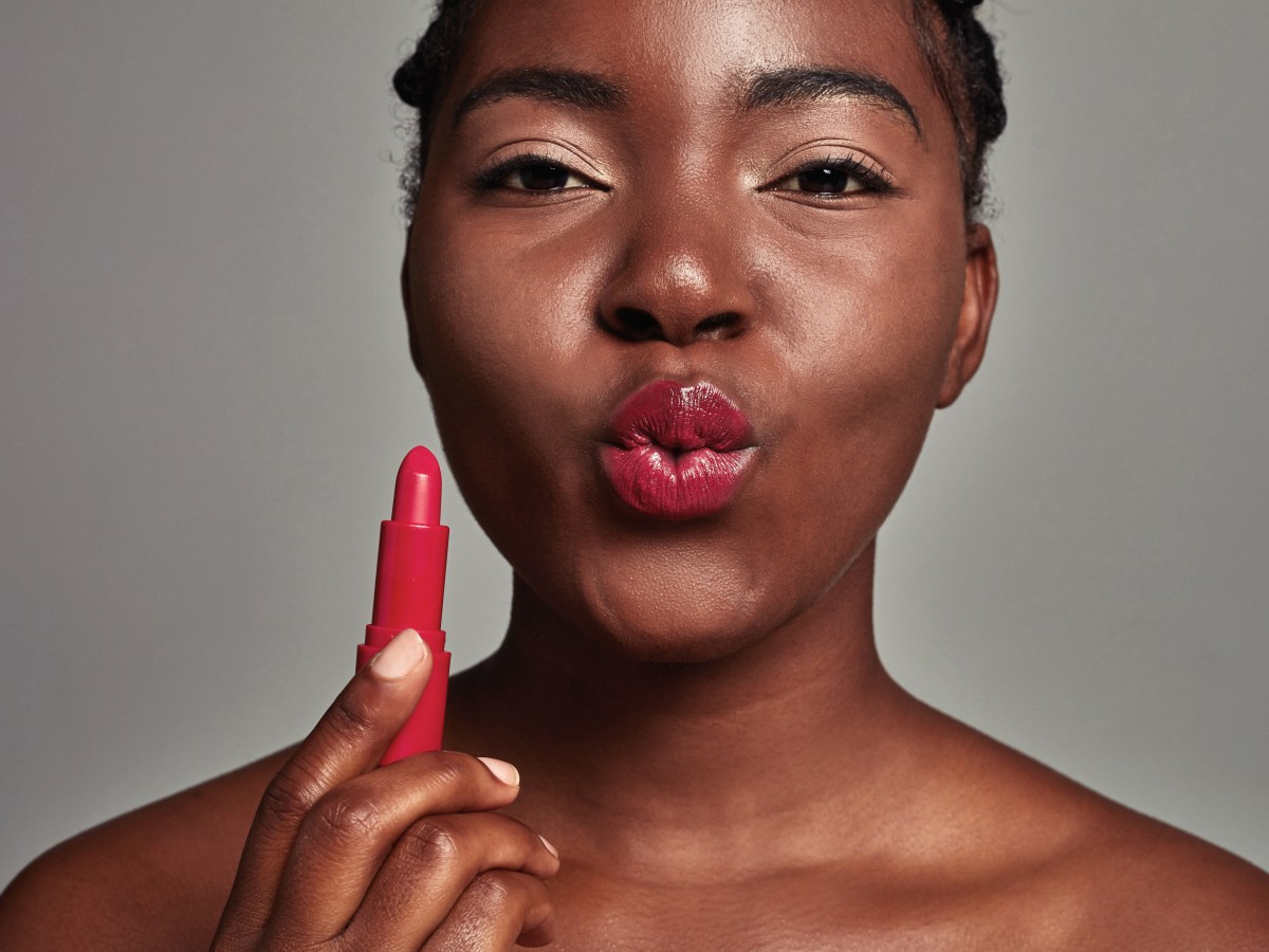 Frau trÃ¤gt Lippenstift auf