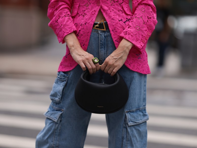 Frau trÃ¤gt Jeans Cargohose