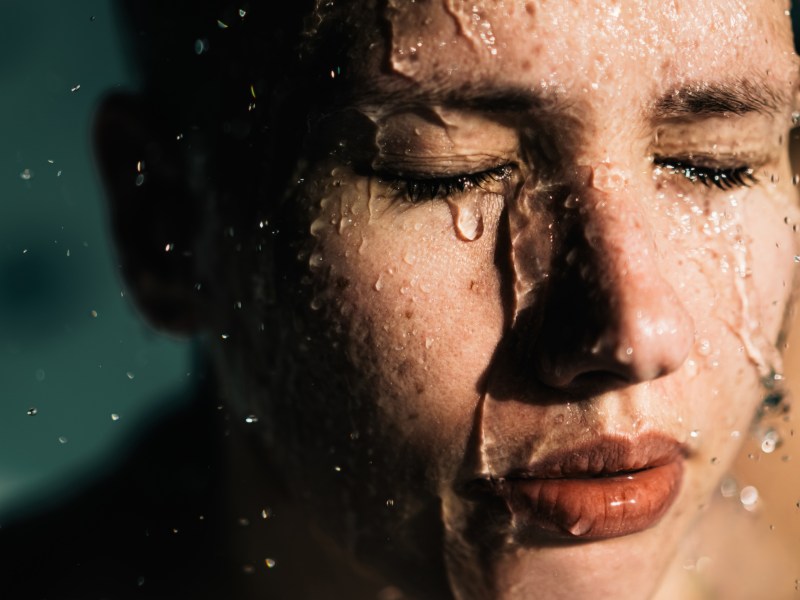 Frau mit Wasser im Gesicht