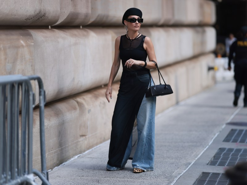 Frau trÃ¤gt ihre Jeans elegant mit coolem Top.