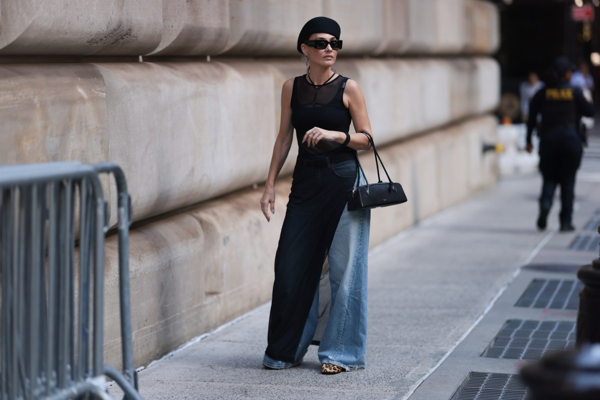 Frau trÃ¤gt ihre Jeans elegant mit coolem Top.