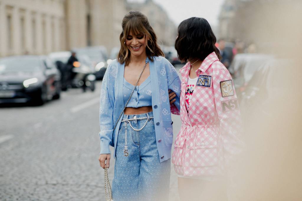 Camila Coelho und Aimee Song bei der Chanel Fall-Winter 2023-2024 Show. Paris, 2023.