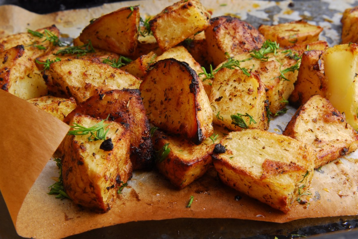 Knoblauchkartoffeln mit Zitrone und KrÃ¤utern auf Backpapier