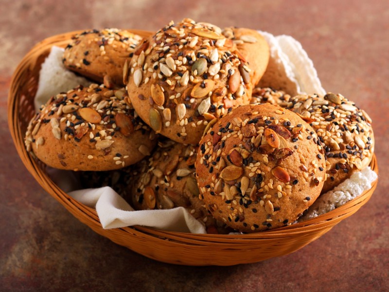 Mehrere KÃ¶rnerbrÃ¶tchen in einem Brotkorb