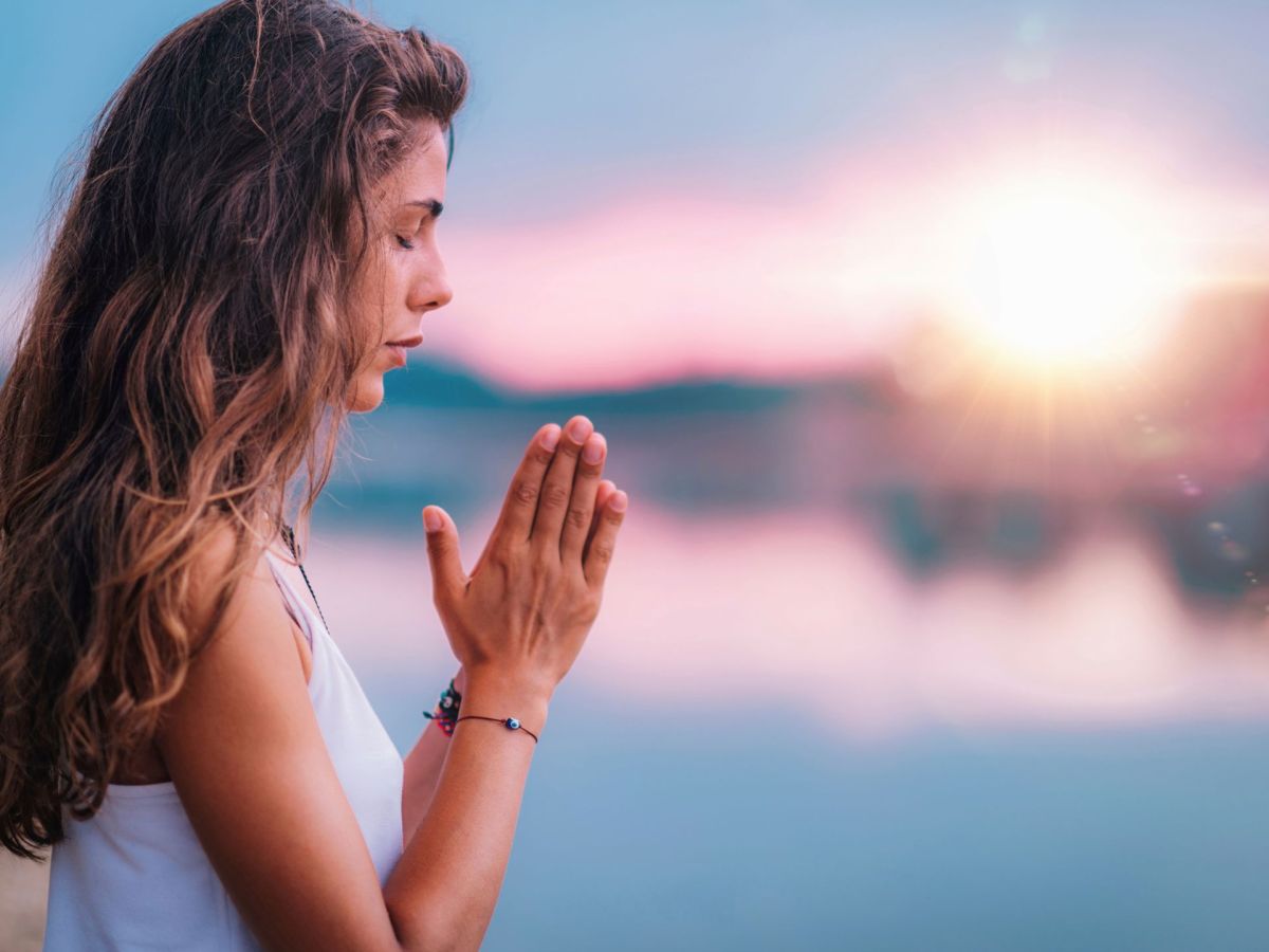 Frau Meditation Achtsamkeit Sonnenaufgang