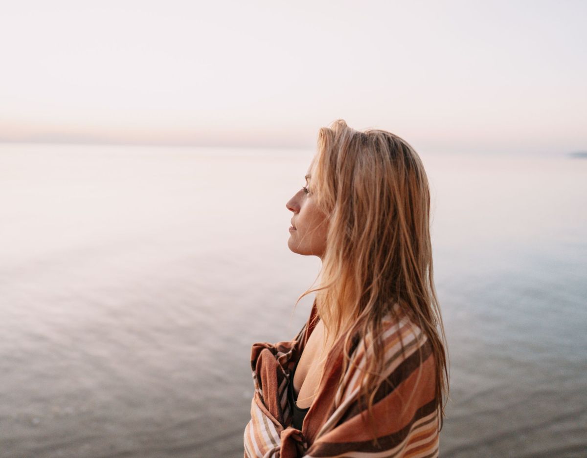 Frau Strand Meer Mindset Achtsamkeit