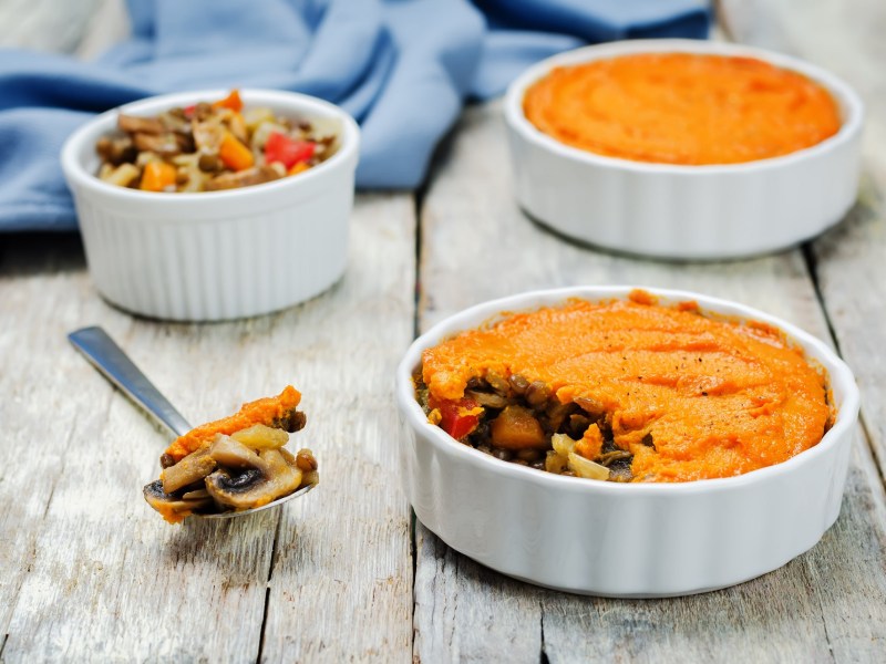 Shepherd's Pie mit SÃ¼ÃŸkartoffelpÃ¼ree in 2 runden Auflaufformen.