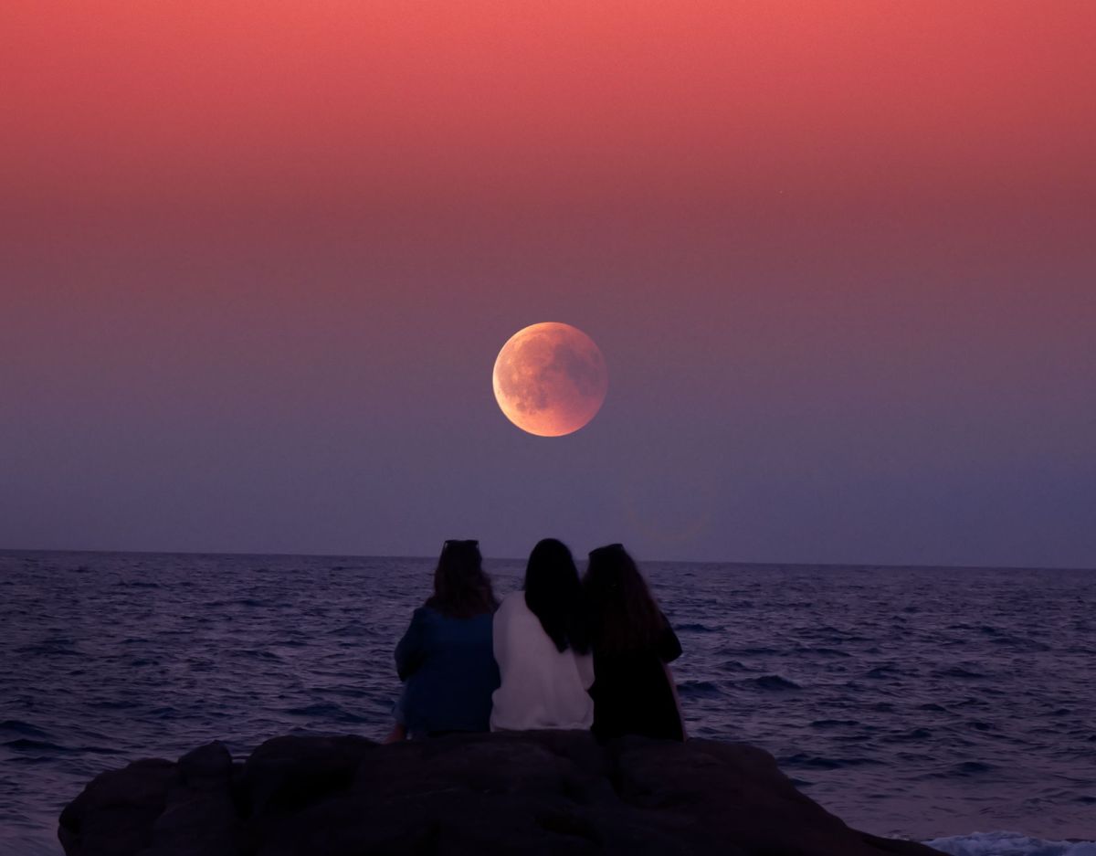 Drei Freundinnen am Meer Sonnenuntergang Achtsamkeit