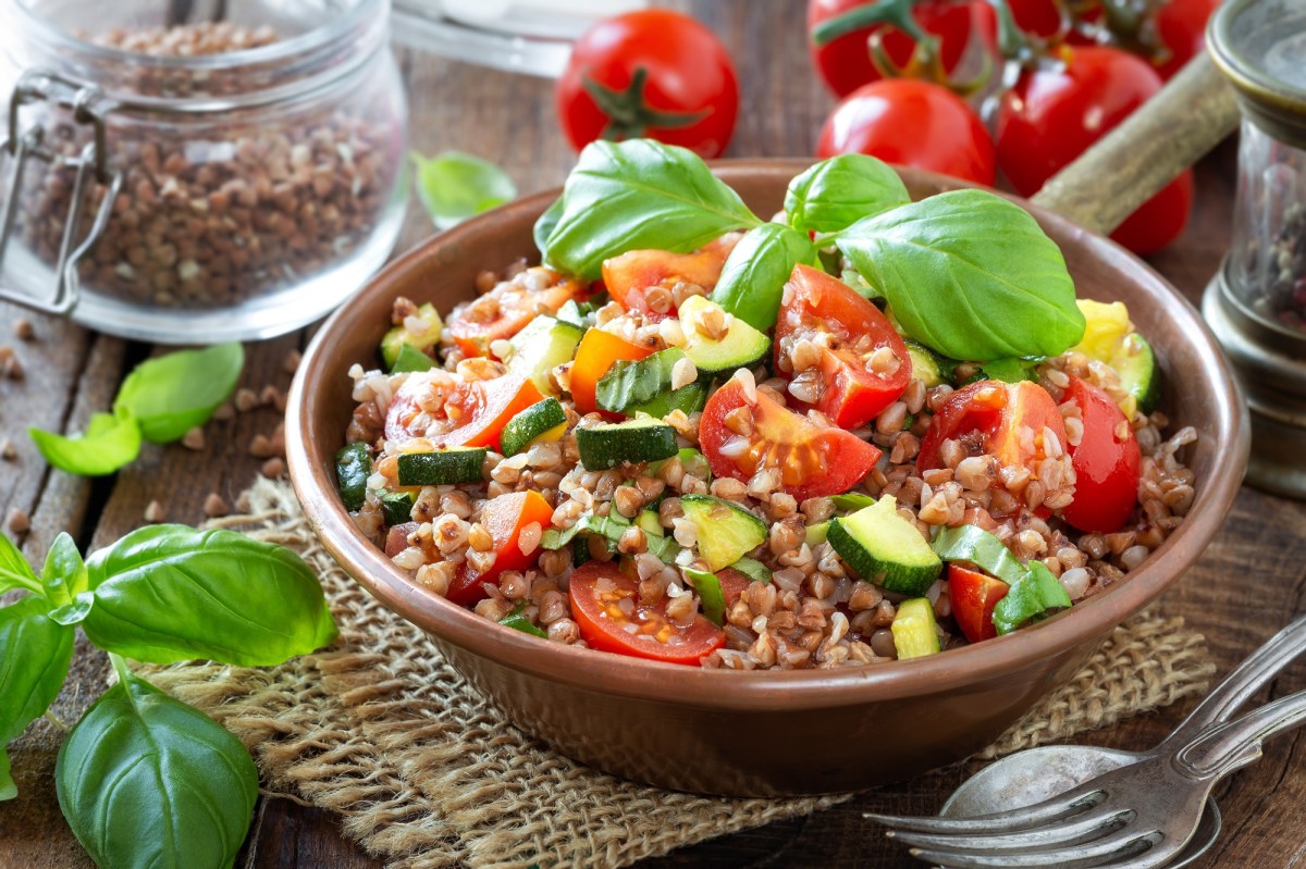 Buchweizensalat mit Zucchini und Tomaten in einer SchÃ¼ssel.