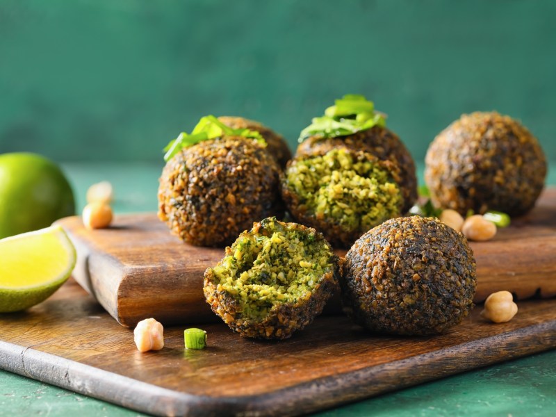 Falafel selber machen: FalafelbÃ¤llchen auf einem Teller.