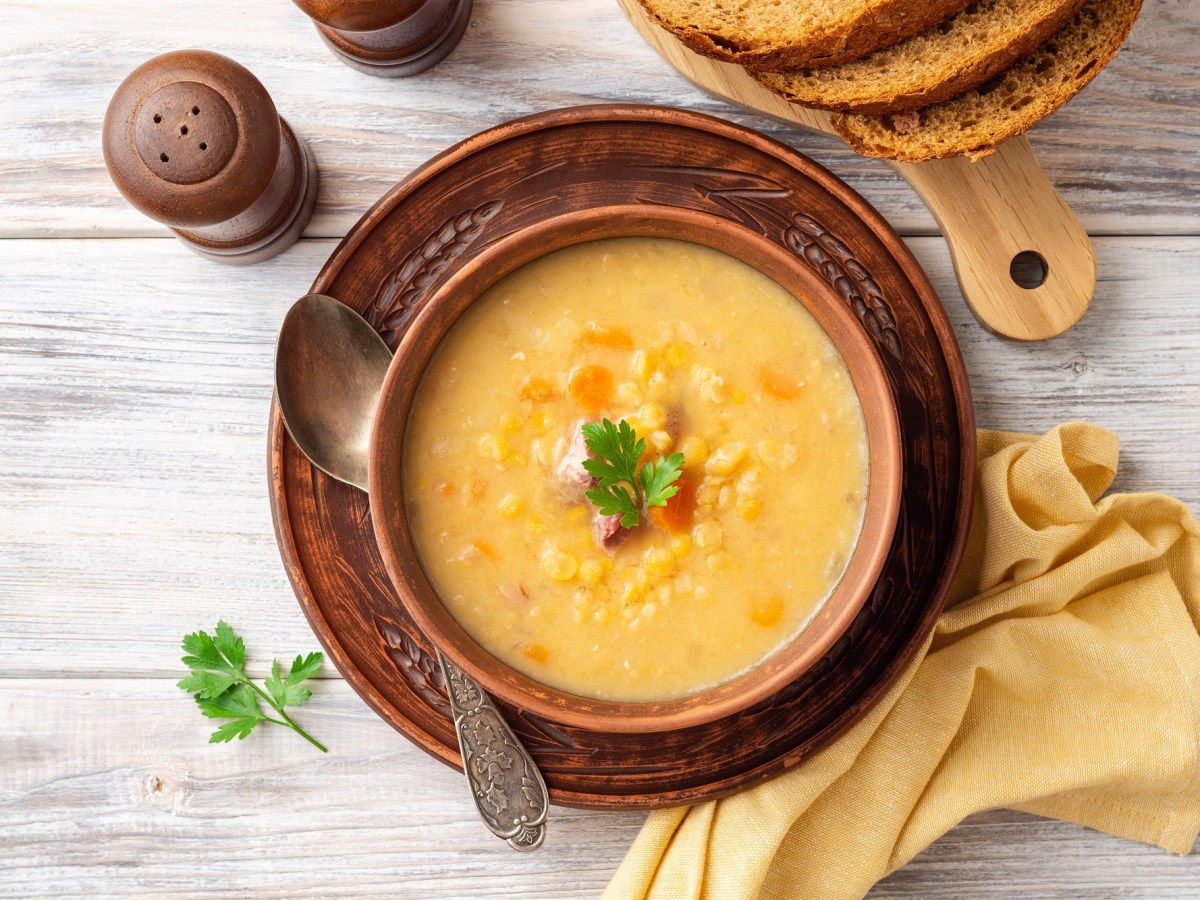 Eine SchÃ¼ssel gelbe Erbsensuppe.