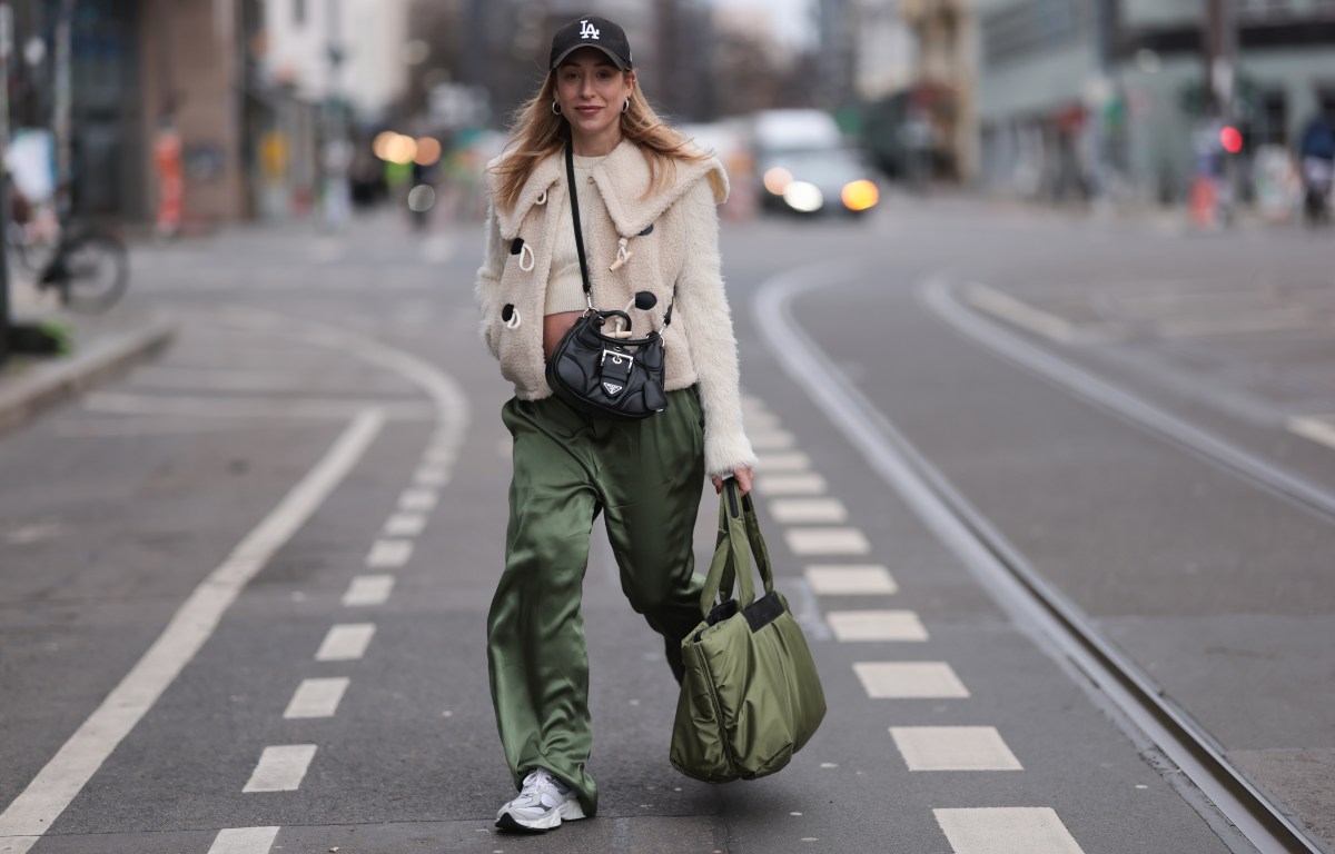 Frau trÃ¤gt die angesagten New Balance Schuhe