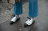 Frau trÃ¤gt Chanel Brogues