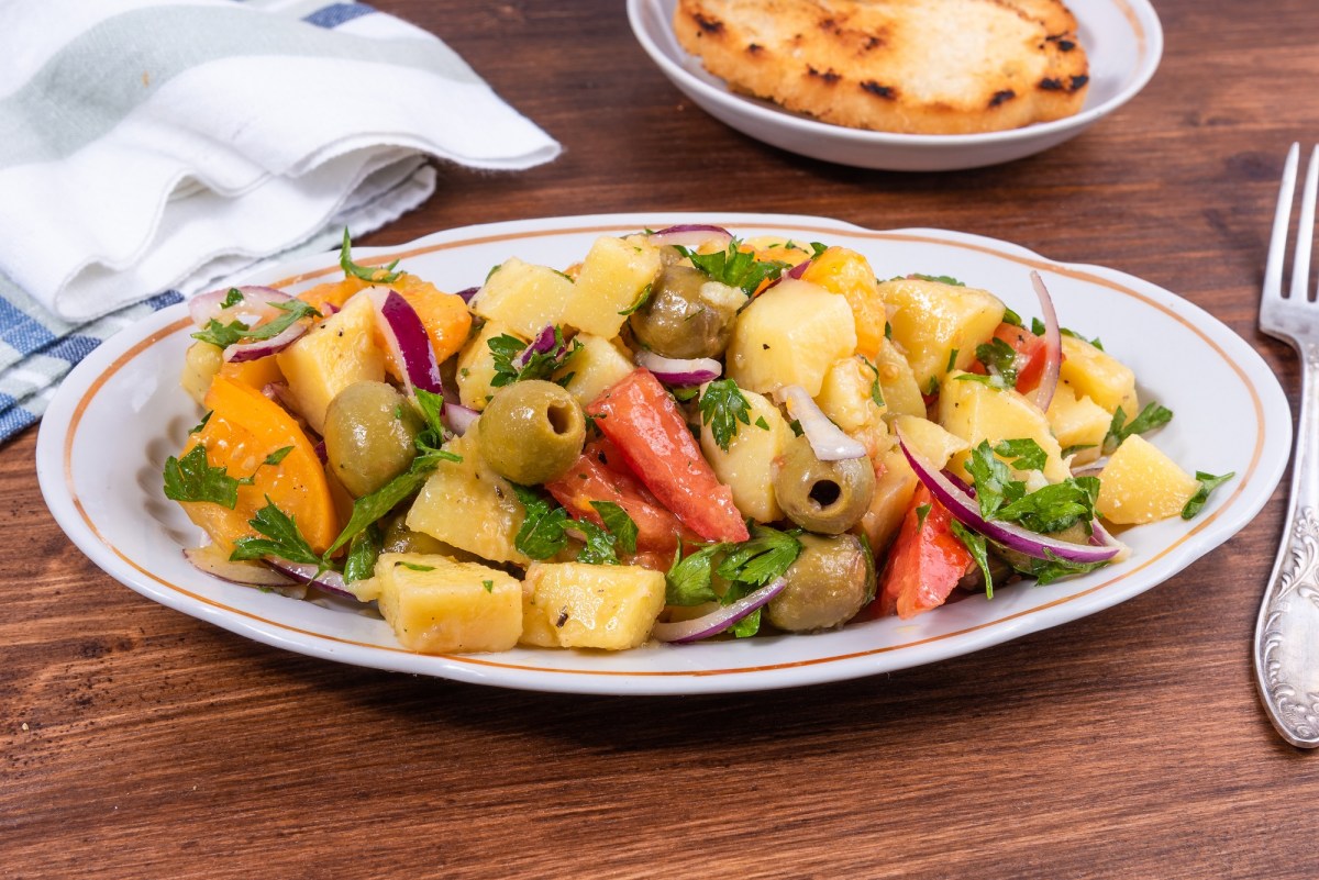 Italienischer Kartoffelsalat auf einem Teller.