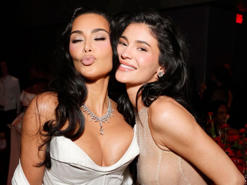 Kylie Jenner und Kim Kardashian (li.)