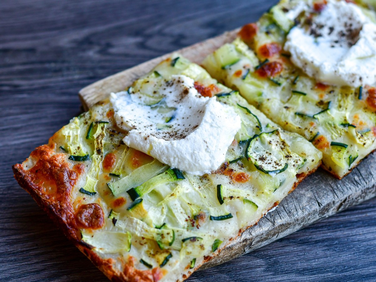 So lecker kann Fingerfood sein: Zucchini-Focaccia mit Ricotta