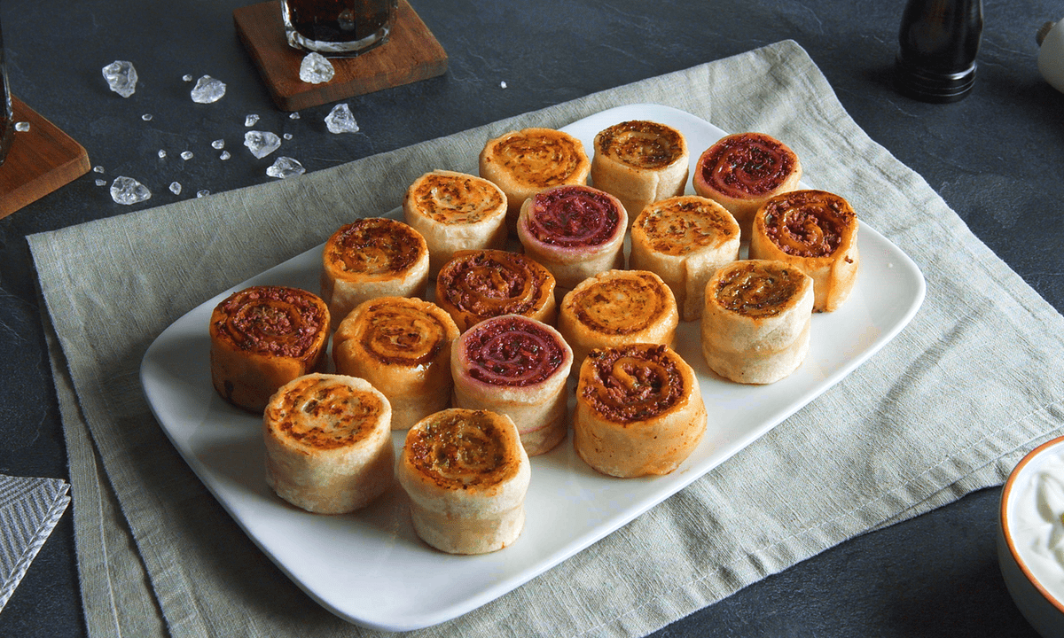 mehrere Snack-Rolls auf einem Teller angerichtet